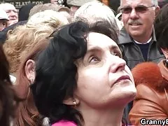 Loira linda levantou as pernas e beijou a videos brasileiros de sexo gratis bunda gostosa do homem