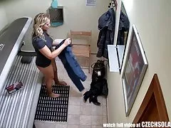 Garota quente em um maiô brilhante gosta de sexo anal videos de sexo gratis brasileiro de seu marido amoroso